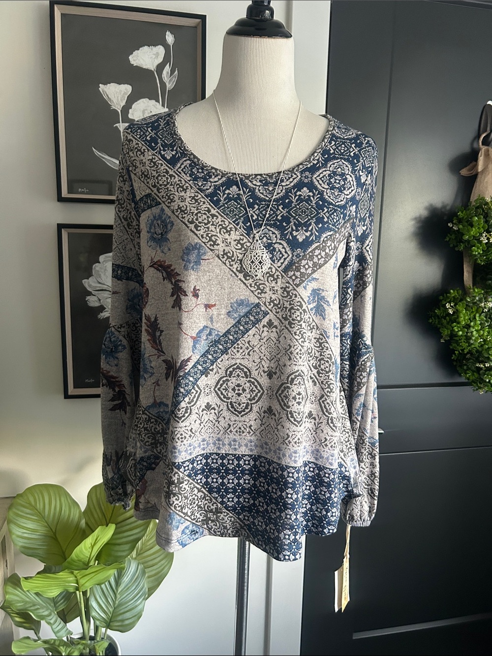 🆕 M Navy & Gray fall plum brown Printed Long-Sleeve Top with necklace